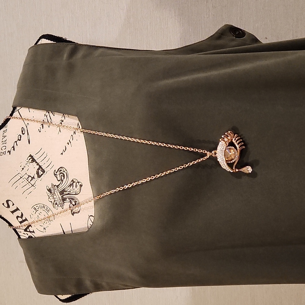 "Eye-catching gold necklace